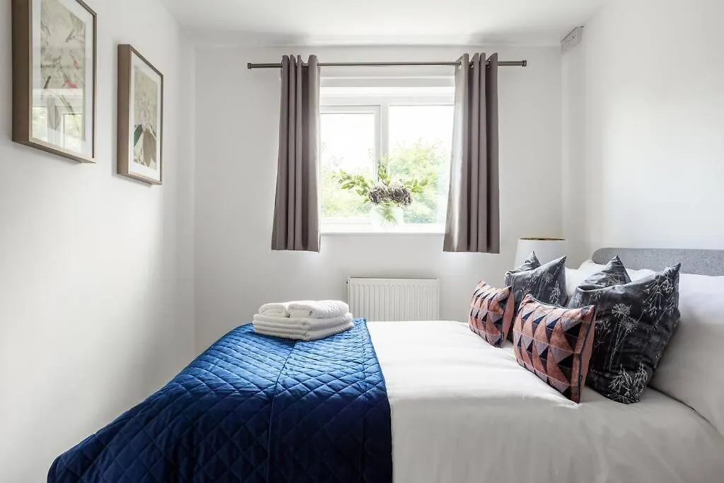 Luxury Canalside Home In Leeds